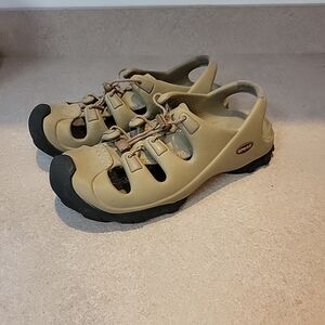Crocs Unisex Slip On Clog Shoes Size Men’s Size 7 Women’s Size 9 Beige